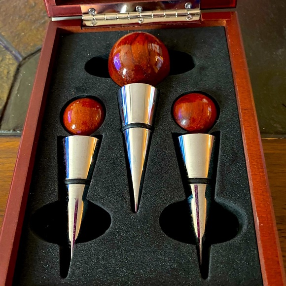 Nice Boxed Set of Wine Stoppers – Two Sizes. - Picture 8 of 8